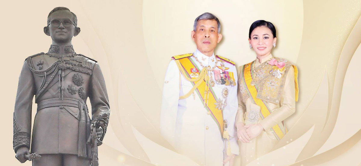 ขอเชิญประชาชนเฝ้าฯ รับเสด็จพระบาทสมเด็จพระเจ้าอยู่หัว และสมเด็จพระนางเจ้า ฯ พระบรมราชินี เสด็จพระราชดำเนินไปทรงวางพวงมาลาถวายราชสักการะพระบรมราชานุสาวรีย์ พระบาทสมเด็จพระบรมชนกาธิเบศร มหาภูมิพลอดุลยเดชมหาราช บรมนาถบพิตร