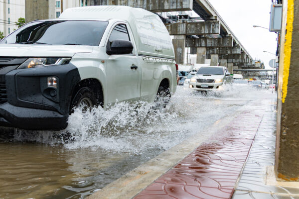 ฝนตกต่อเนื่อง! แจ้งวัฒนะน้ำท่วมขังหน้าศาลปกครอง รถยังสัญจรได้แต่ต้องชะลอความเร็ว