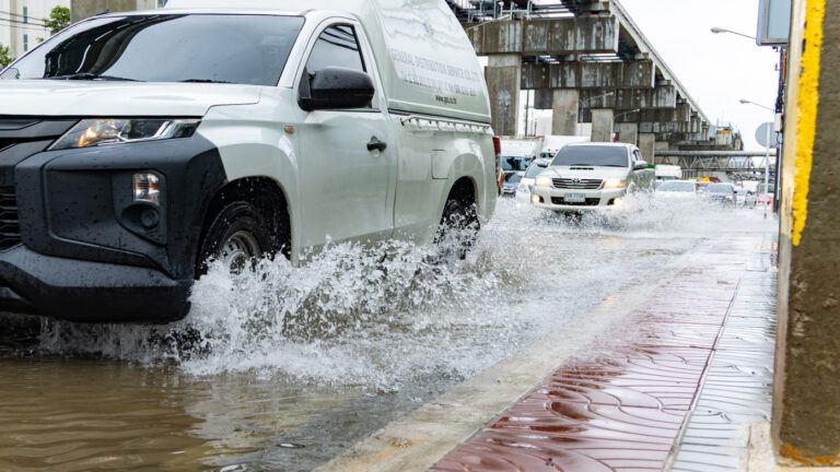 ฝนตกต่อเนื่อง! แจ้งวัฒนะน้ำท่วมขังหน้าศาลปกครอง รถยังสัญจรได้แต่ต้องชะลอความเร็ว