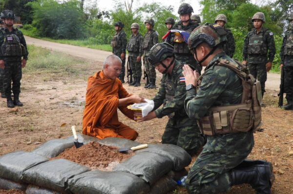 ผู้พันภูมะเขือ นำกำลังทำพิธีเก็บดินสมรภูมิ บรรจุพิพิธภัณฑ์ จารึกวีรกรรมทหารกล้า