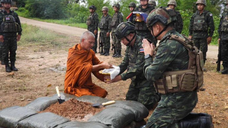 ผู้พันภูมะเขือ นำกำลังทำพิธีเก็บดินสมรภูมิ บรรจุพิพิธภัณฑ์ จารึกวีรกรรมทหารกล้า